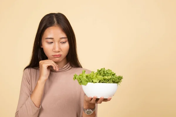 Aziatische vrouw haat salade. — Stockfoto