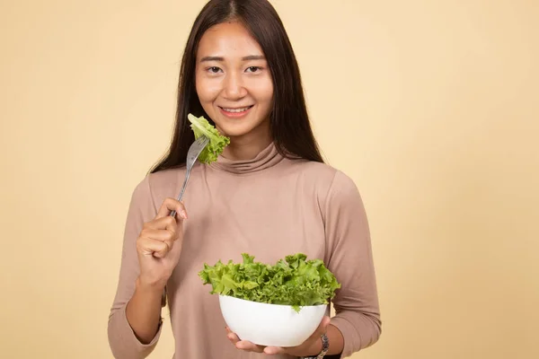 Friska asiatisk kvinna med sallad. — Stockfoto