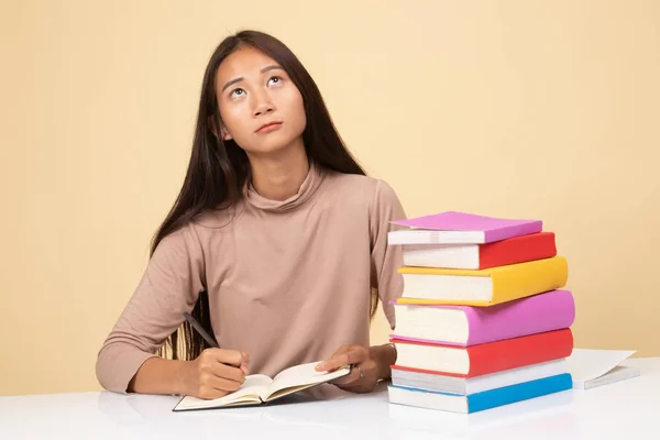 Młoda kobieta azjatyckich czytać książki z książek na stole. — Zdjęcie stockowe