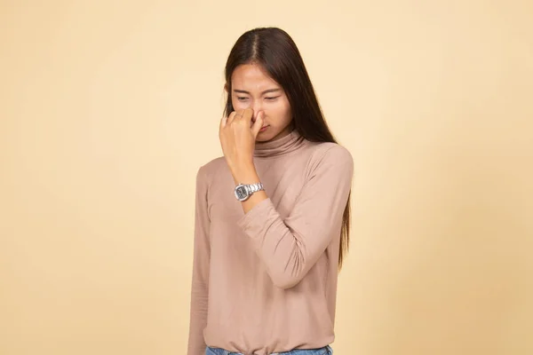 Tânără asiatică ţinându-şi nasul din cauza mirosului urât . — Fotografie, imagine de stoc