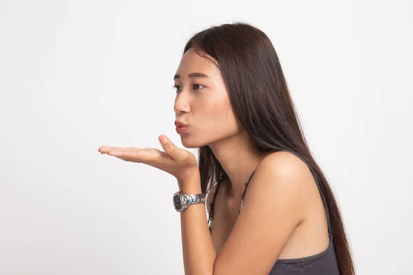 Gyönyörű fiatal ázsiai nő robbantani egy csók. — Stock Fotó