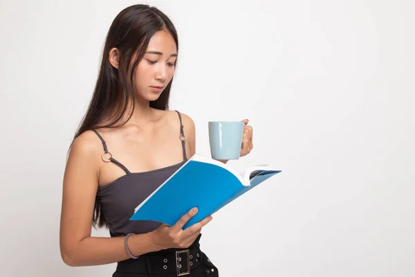 Młoda kobieta azjatyckich z książką i filiżanką kawy. — Zdjęcie stockowe