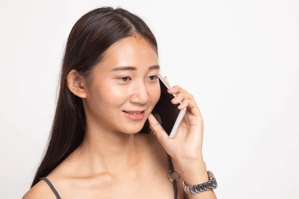年轻的亚洲妇女用手机交谈. — 图库照片