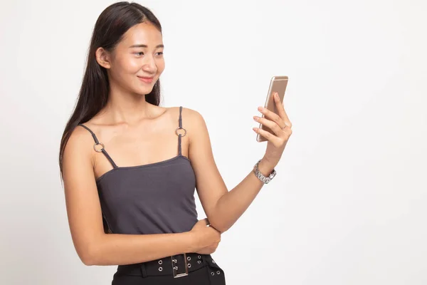 Jeune femme asiatique avec téléphone mobile. — Photo