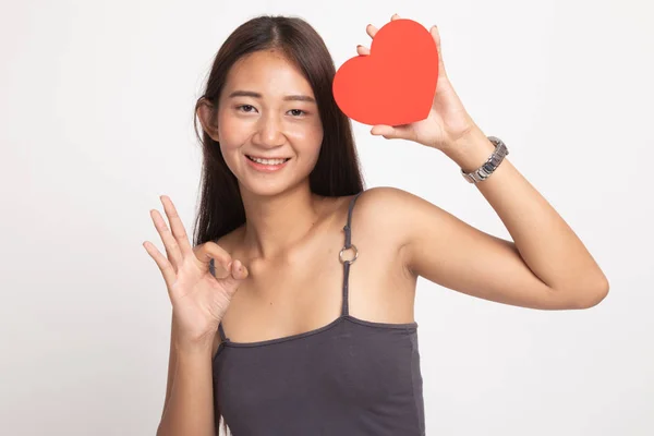 Asiática mujer espectáculo OK con rojo corazón . —  Fotos de Stock
