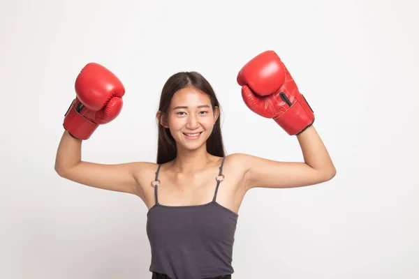 Joven mujer asiática con guantes de boxeo rojos . — Foto de Stock