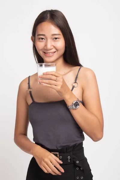 Saludable mujer asiática bebiendo un vaso de leche . — Foto de Stock