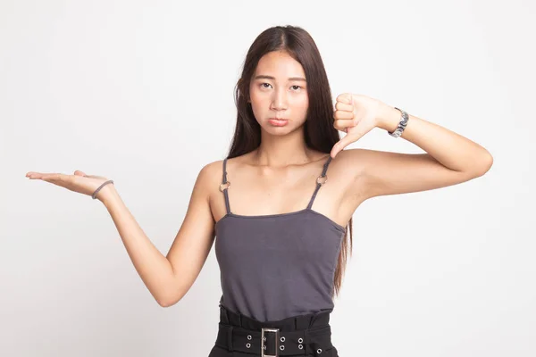 Fiatal ázsiai nő Térkép palm kéz- és hüvelykujj-le. — Stock Fotó