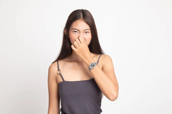 Mladá asijská žena drží její nos kvůli zápachu. — Stock fotografie