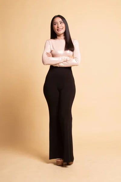 Hela kroppen av vacker ung asiatisk kvinna. — Stockfoto