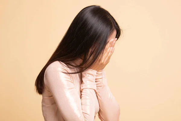 悲しい若いアジアの女性は顔に手のひらで泣く. — ストック写真