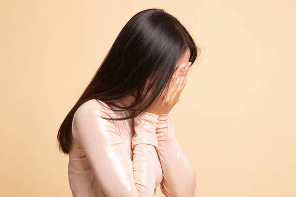 Traurige junge Asiatin weint mit Handfläche ins Gesicht. — Stockfoto