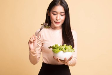 Salata sağlıklı Asyalı kadın.