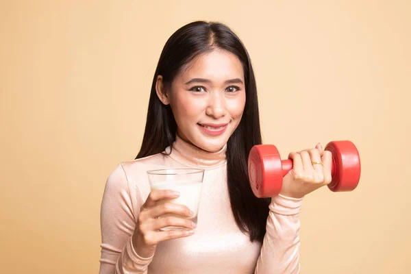 Femme asiatique en bonne santé boire un verre de lait et haltère . — Photo