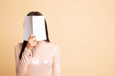 Bir kitapla genç Asyalı kadın kapak yüzü.