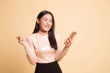 Mutlu genç Asyalı kadın ile hareket eden telefon.