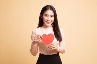 Kırmızı kalpli Asyalı kadın.