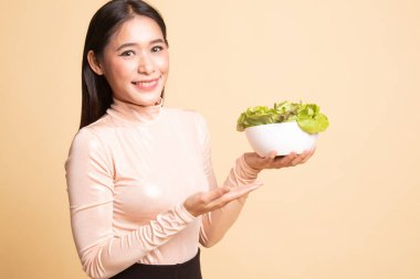 Salata sağlıklı Asyalı kadın.