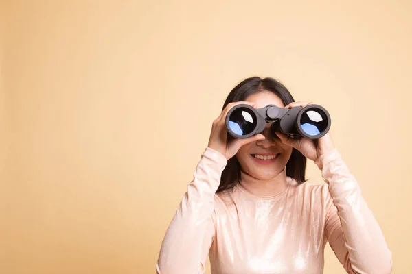 Joven mujer asiática con prismáticos . — Foto de Stock