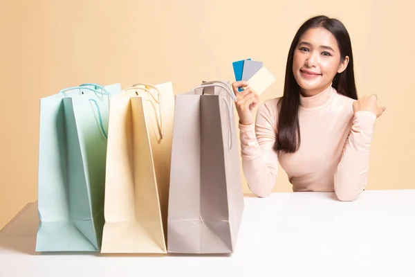 Jonge Aziatische vrouw met winkelen bag en lege kaart. — Stockfoto