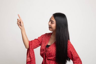 Asyalı kadın parmak ile ekranın dokunmadan.