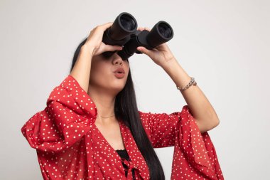 Dürbün ile genç Asyalı kadın.