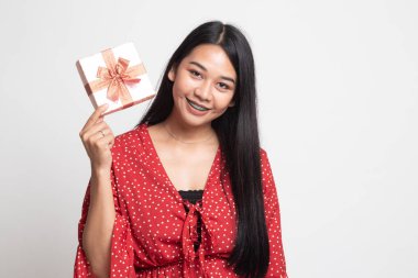 Genç Asyalı kadın ile bir hediye kutusu.