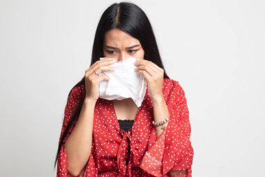 Genç Asyalı kadın hasta ve grip var.