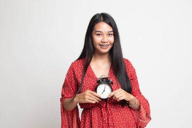 Genç Asyalı kadın gülümseme ile bir saat.