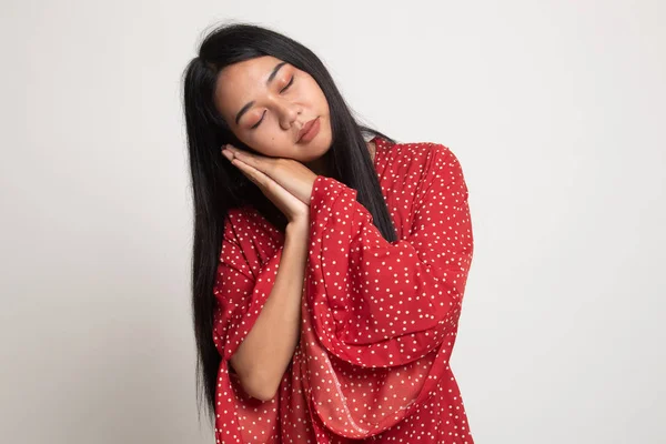 Красивая молодая азиатка со спящим жестом . — стоковое фото