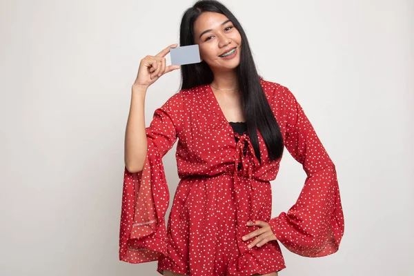 Giovane donna asiatica sorriso con carta bianca . — Foto Stock