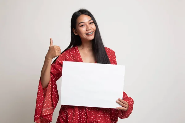 Giovane asiatico donna spettacolo pollice su con bianco vuoto segno . — Foto Stock