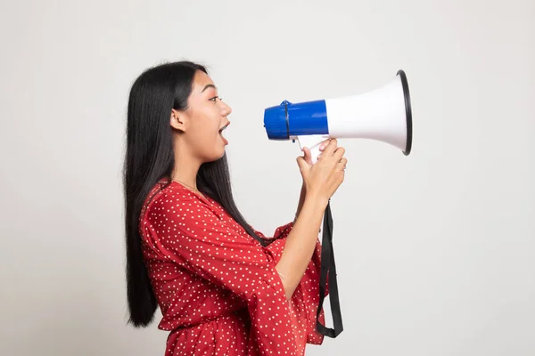 Mooie jonge Aziatische vrouw kondigen met megafoon. — Stockfoto