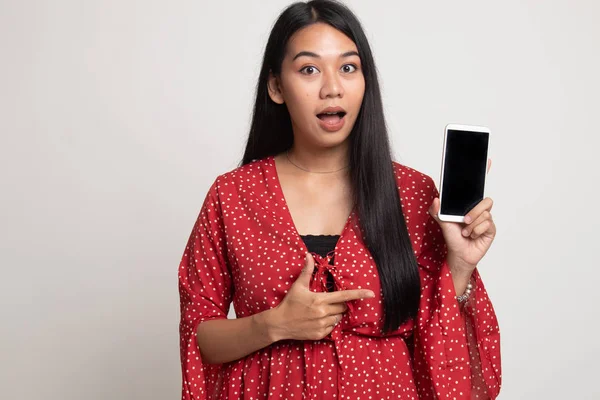 Cep telefonu noktasına heyecanlı genç Asyalı kadın.