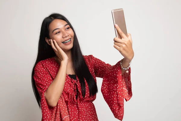 Jeune femme asiatique selfie avec téléphone mobile . — Photo