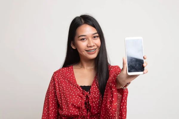 Jeune femme asiatique avec téléphone mobile. — Photo