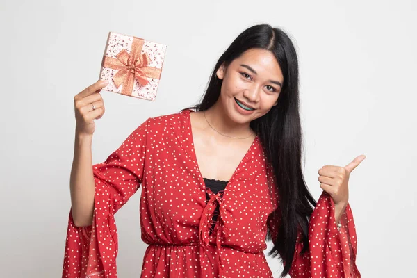 Giovane donna asiatica pollice in su con una scatola regalo . — Foto Stock