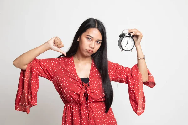 Jovem mulher asiática polegares para baixo com um relógio . — Fotografia de Stock