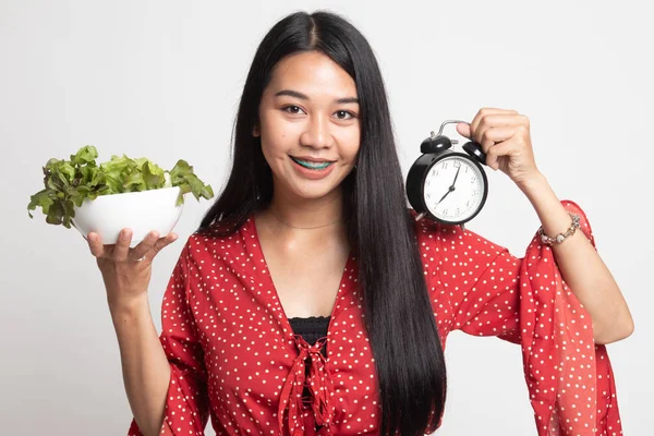 Joven mujer asiática con reloj y ensalada . —  Fotos de Stock