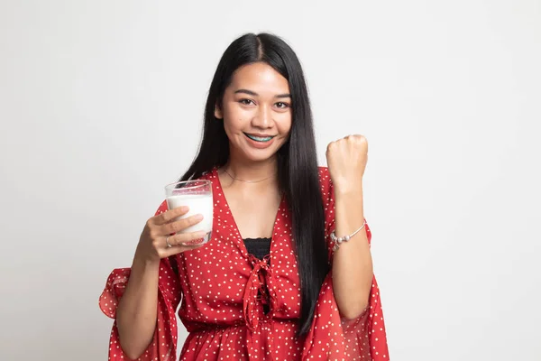 Saludable mujer asiática bebiendo un vaso de leche . —  Fotos de Stock