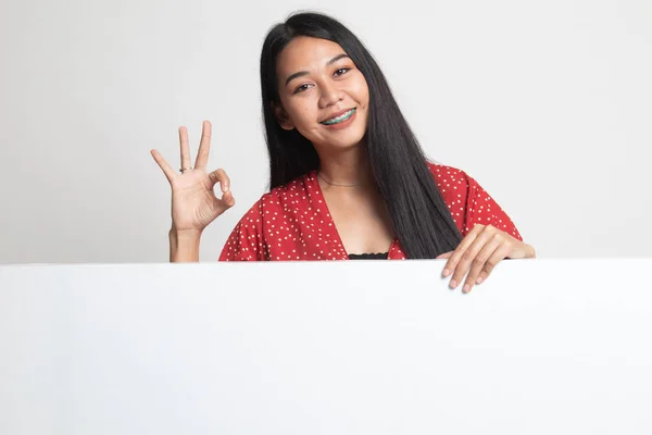 Νεαρή γυναίκα της Ασίας δείχνουν Ok με κενό σημάδι. — Φωτογραφία Αρχείου