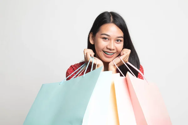 Gyönyörű fiatal ázsiai nő, bevásárló táskák. — Stock Fotó