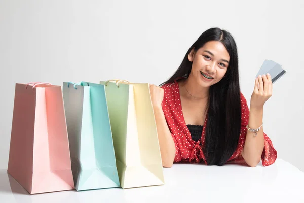 Jonge Aziatische vrouw met winkelen bag en lege kaart. — Stockfoto