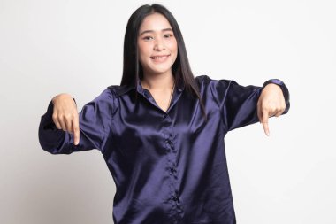 Güzel genç Asyalı kadın noktası boş yer aşağı.