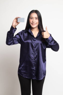 Genç Asyalı kadın Yaşasın boş bir kart ile.