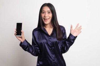 Cep telefonlu genç Asyalı kadın..