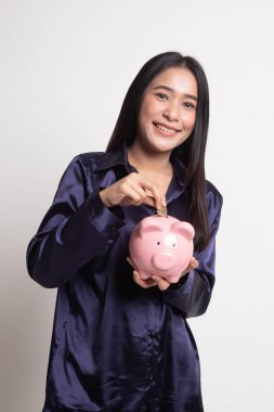 Sikke ve domuz para banka ile Asyalı kadın.
