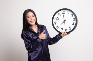 Genç Asyalı kadın başparmak yukarıya ile bir masa saati.