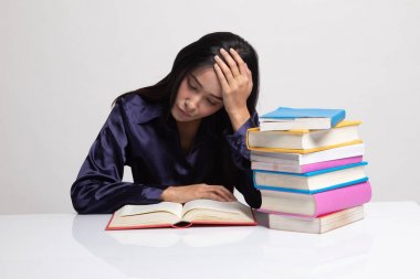 Yorgun genç Asyalı kadın kitapları tablo ile bir kitap okumak.
