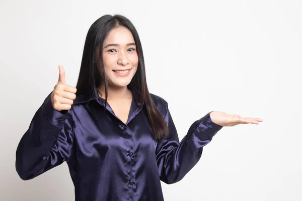 Belle jeune femme asiatique montrer main de palme et pouces vers le haut . — Photo
